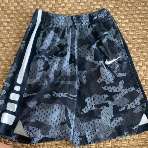 Youth extra large black and white Nike athletic shorts - Picture 1 of 3